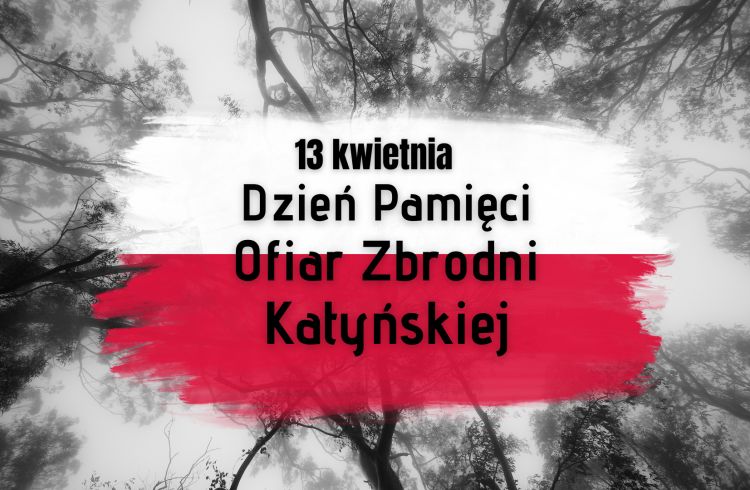 Na tle drzew leśnych polska flaga biało-czerwona, na niej napis: 13 kwietnia dzień pamięci ofiar zbrodni katyńskiej
